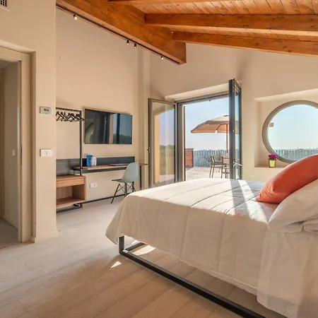 Cascina Buzio 12, Emma Βίλα *