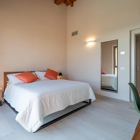 Cascina Buzio 12, Emma Villa *