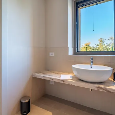 Cascina Buzio 12, Emma Βίλα