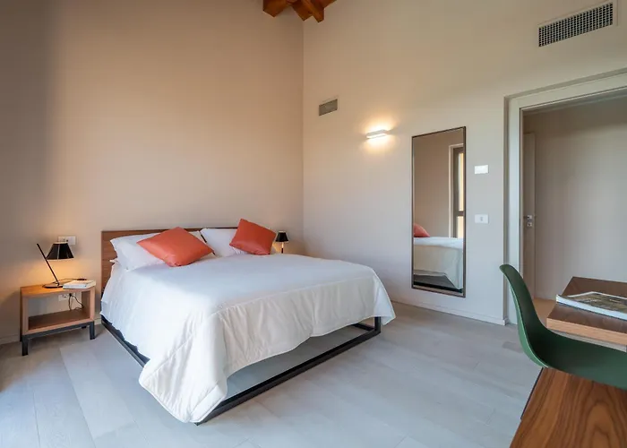 Cascina Buzio 12, Emma Villa *